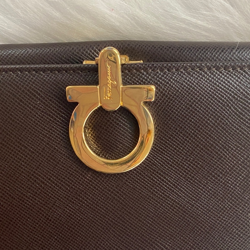 Salvatore Ferragamo Deep brown leather wallet with gold accent - Picture 14 of 16